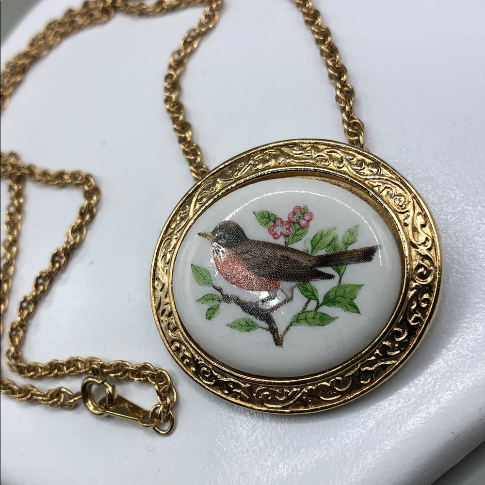 Vintage Avon Welcoming of Spring The Robin Pendant Chain Necklace Gold Tone - Picture 3 of 6